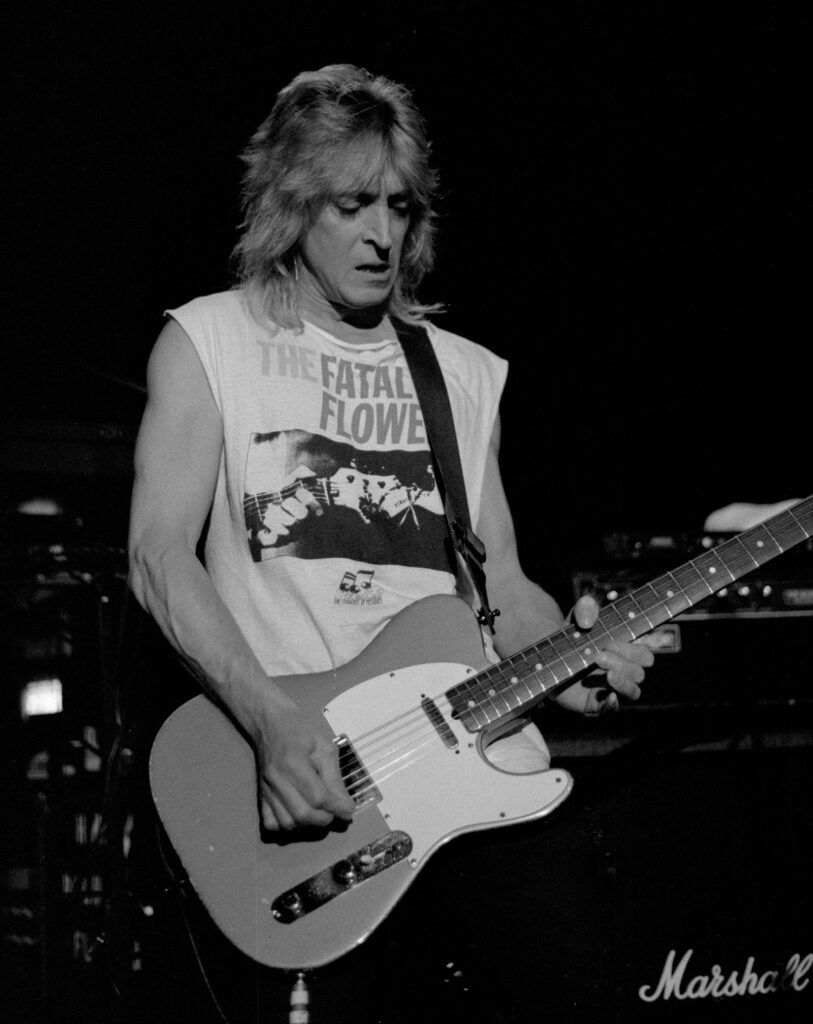 Flowers-producer Mick Ronson tijdens een optreden in de 86 Music Hall in Vancouver met Ian Hunter, oktober 1988. Foto: Kevin Statham.  